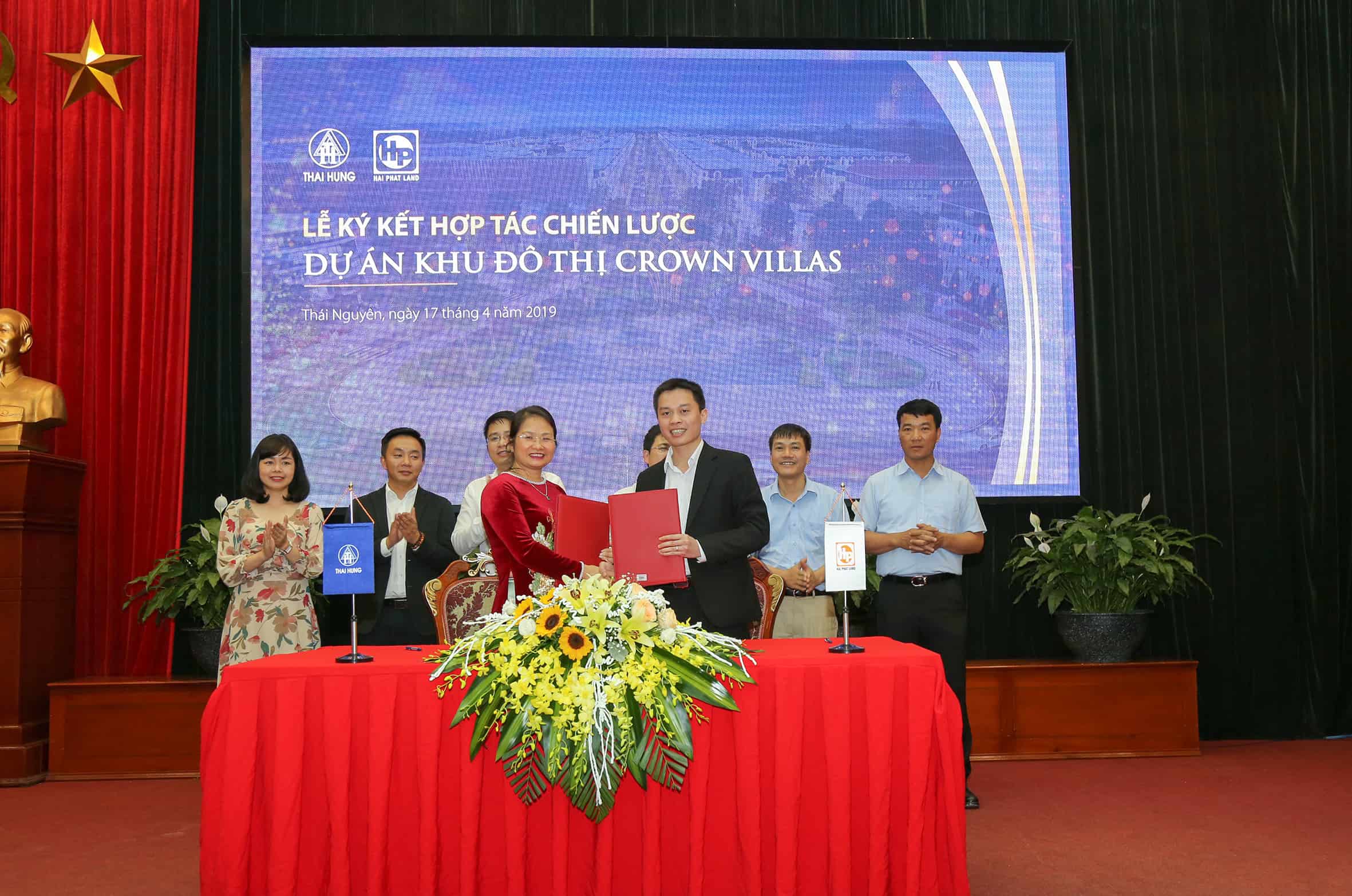 Đại diện Công ty Cổ phần Thương Mại Thái Hưng và đại diện Hải Phát Land thực hiện ký kết hợp tác chiến lược